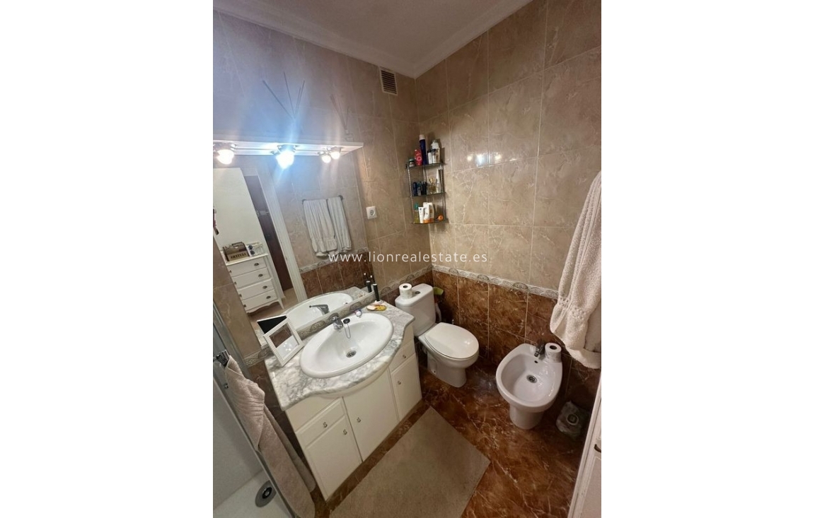 Resale - Apartment / flat - Torrevieja - Punta Prima