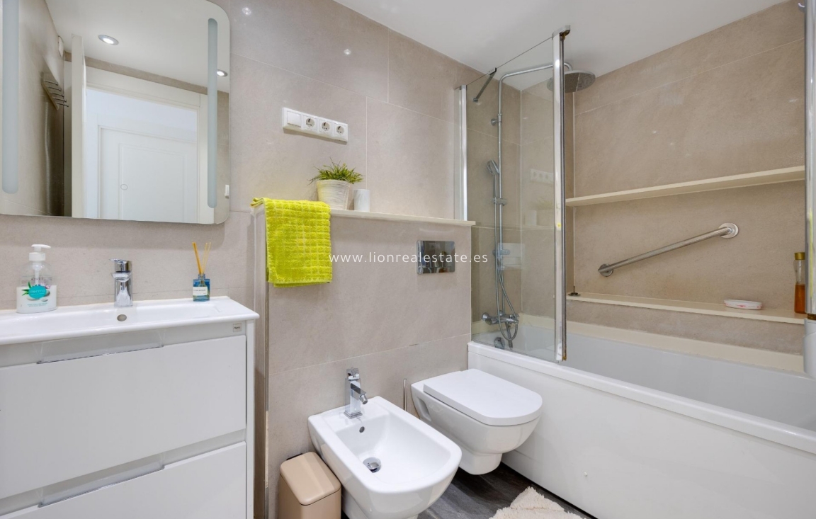 Resale - Apartment / flat - Torrevieja - Punta Prima