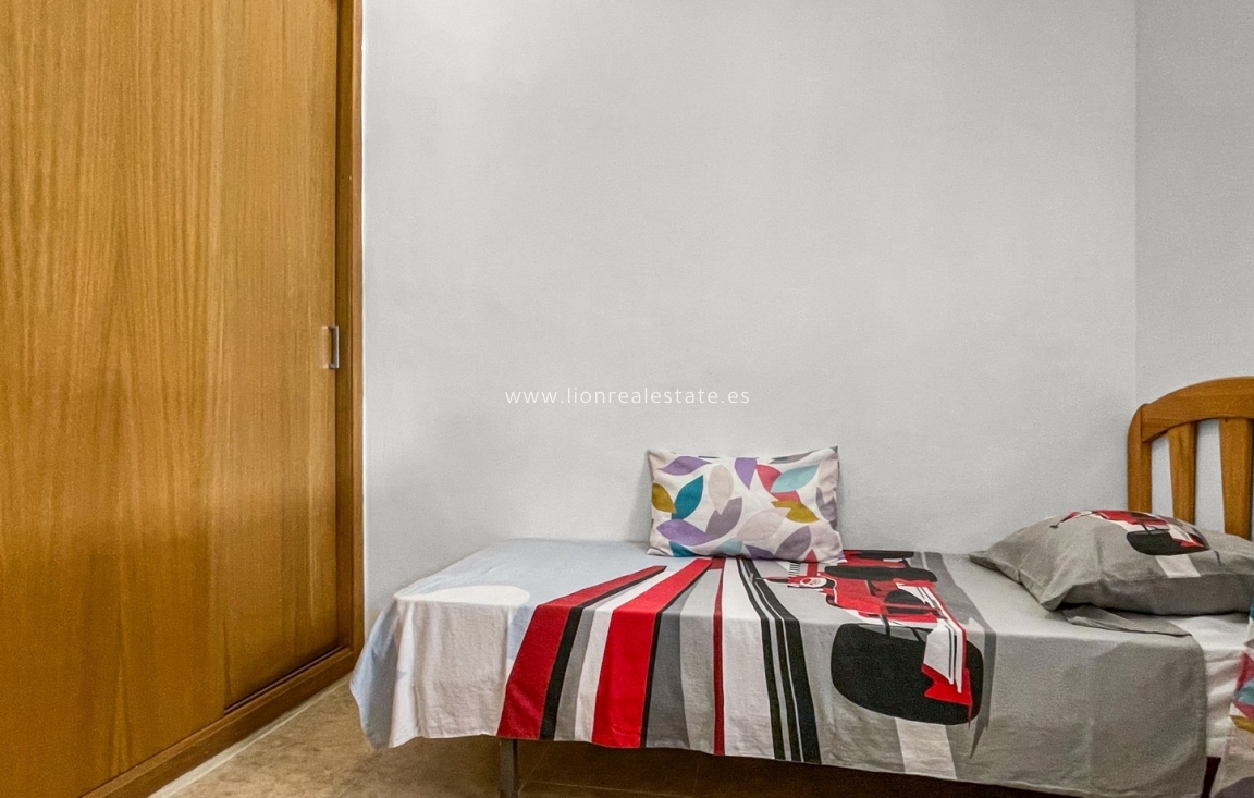 Resale - Bungalow - Torrevieja - La Siesta - El Salado -  Torreta