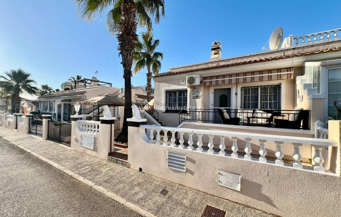 Resale - Chalet - Orihuela Costa - La Zenia