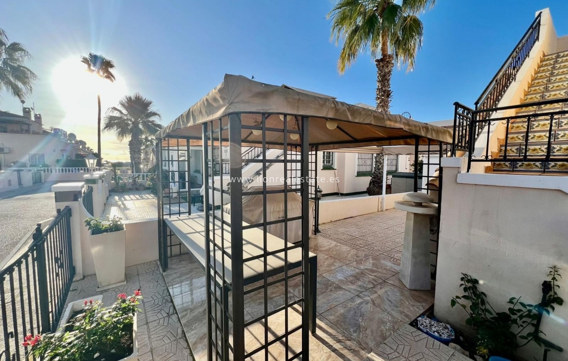 Resale - Chalet - Orihuela Costa - La Zenia