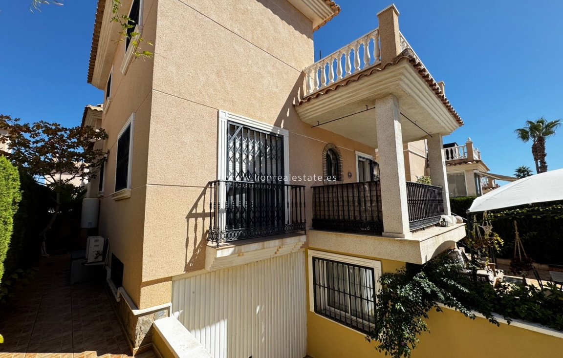 Resale - Chalet - Orihuela Costa - Los Altos