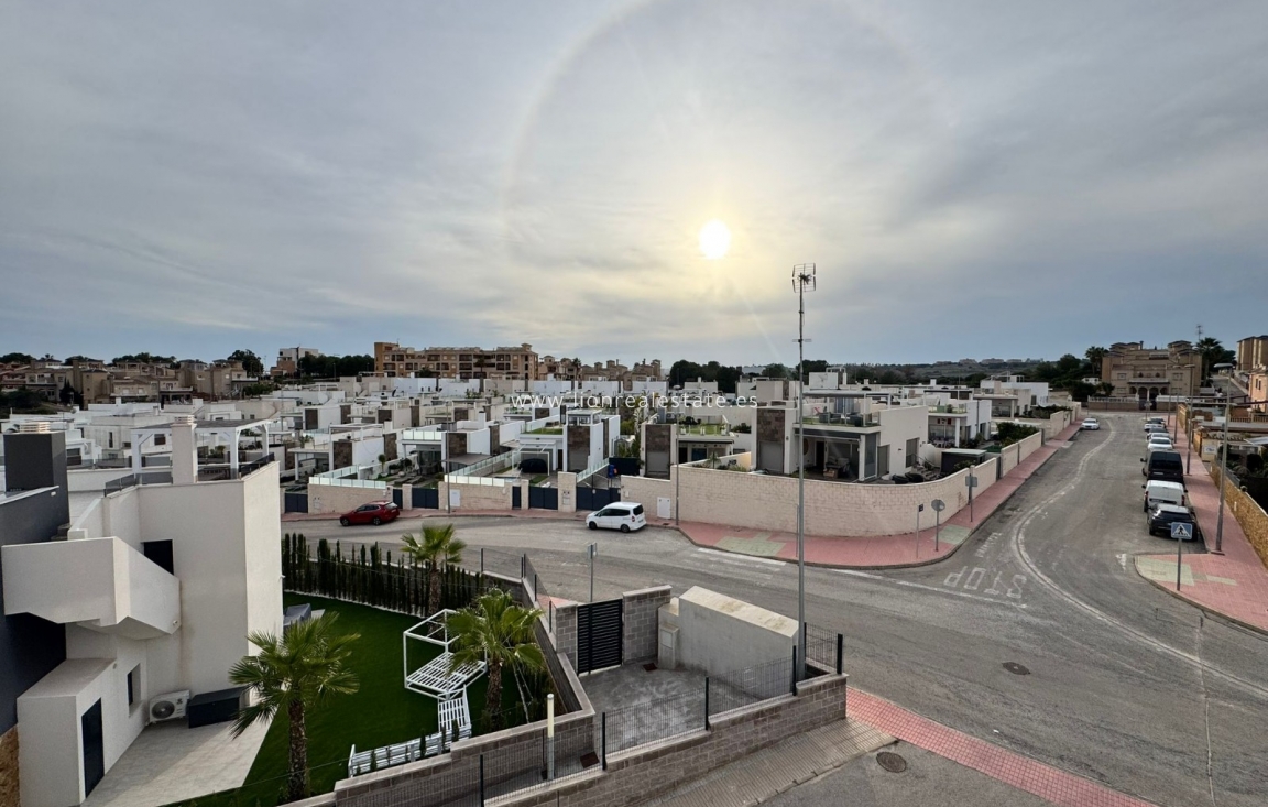 Resale - Chalet - Orihuela Costa - Villamartín