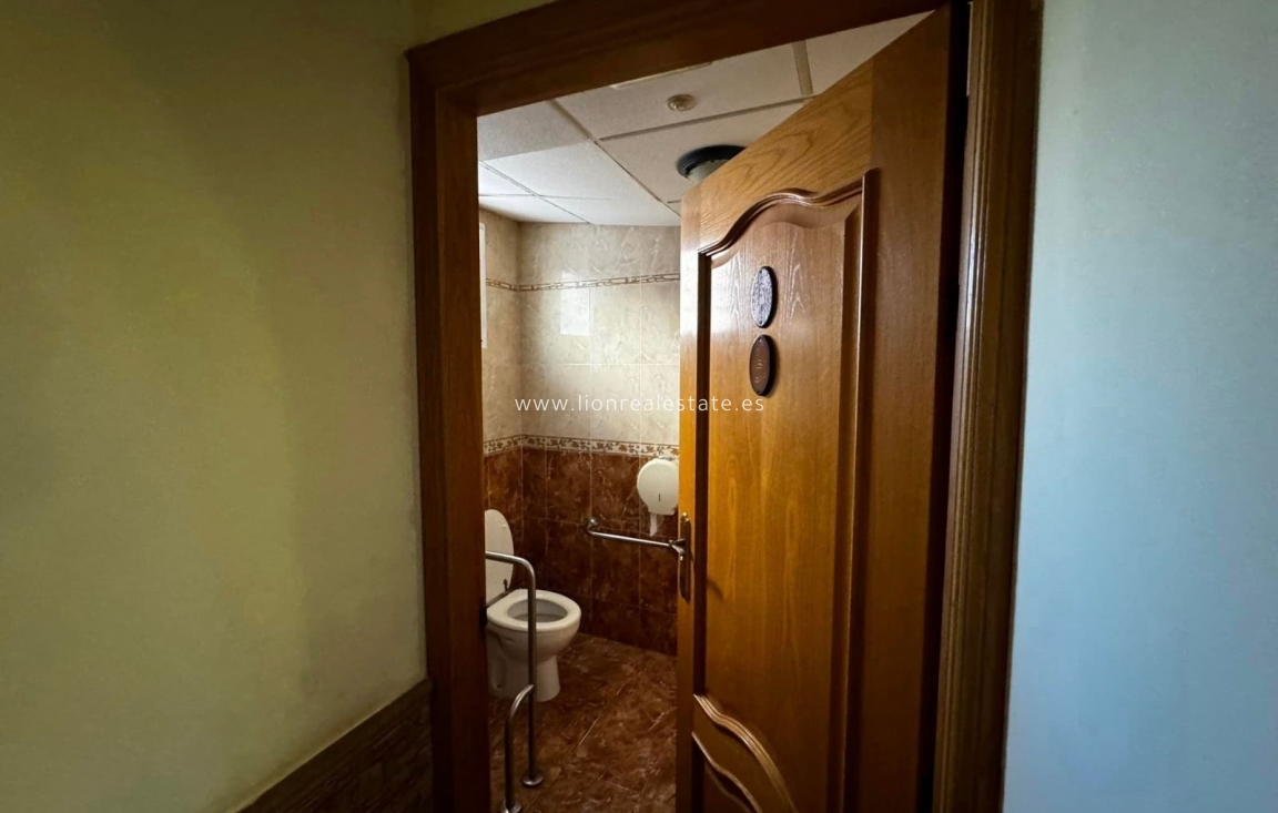 Resale - Commercial Unit - Torrevieja - Punta Prima