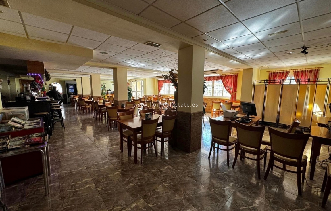 Resale - Commercial Unit - Torrevieja - Punta Prima