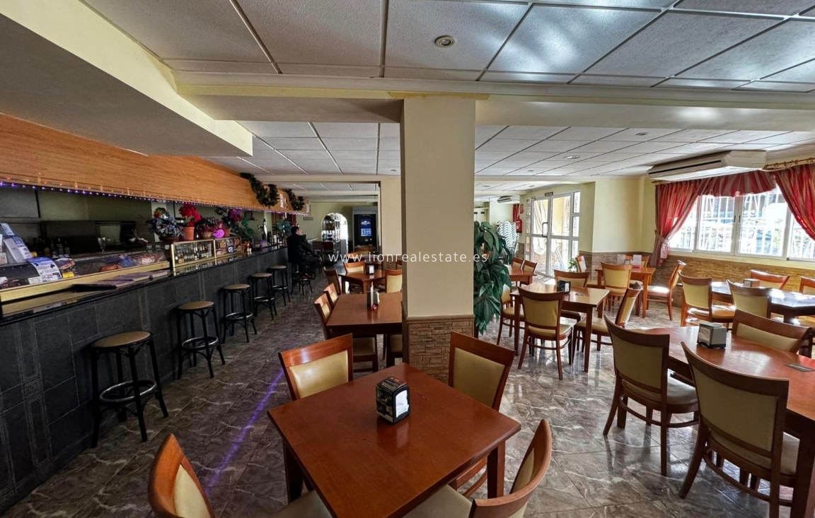 Resale - Commercial Unit - Torrevieja - Punta Prima