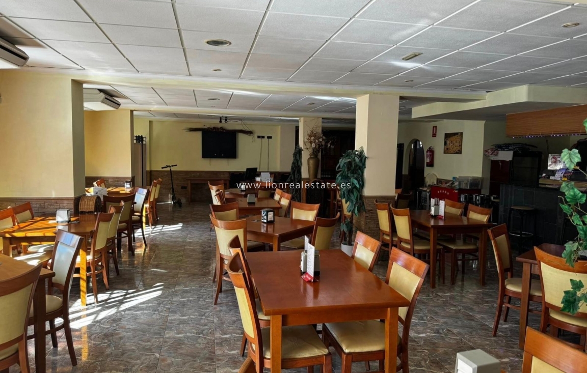 Resale - Commercial Unit - Torrevieja - Punta Prima