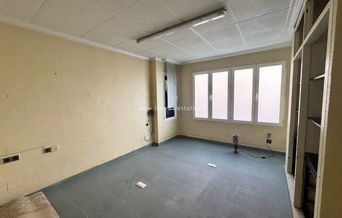 Resale - house - Torrevieja - Centro