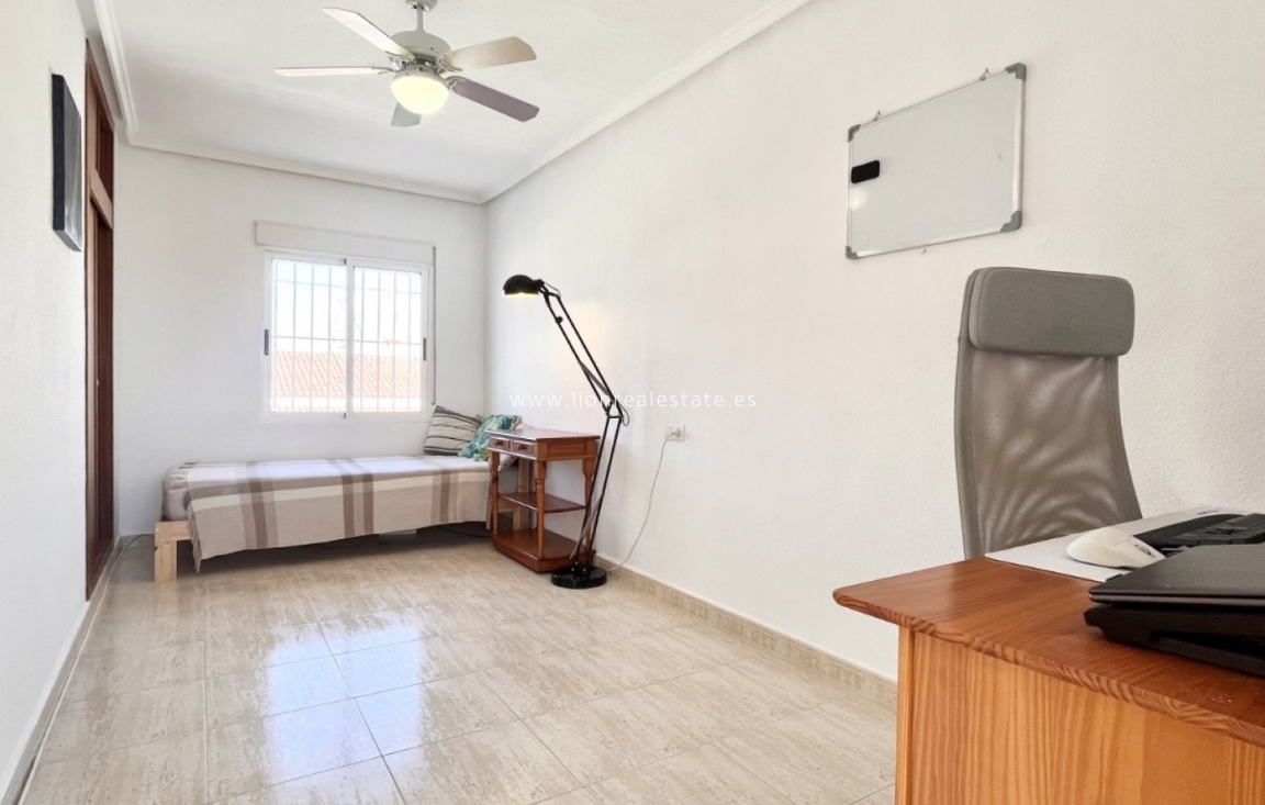 Resale - Town House - Torrevieja - La Siesta - El Salado -  Torreta