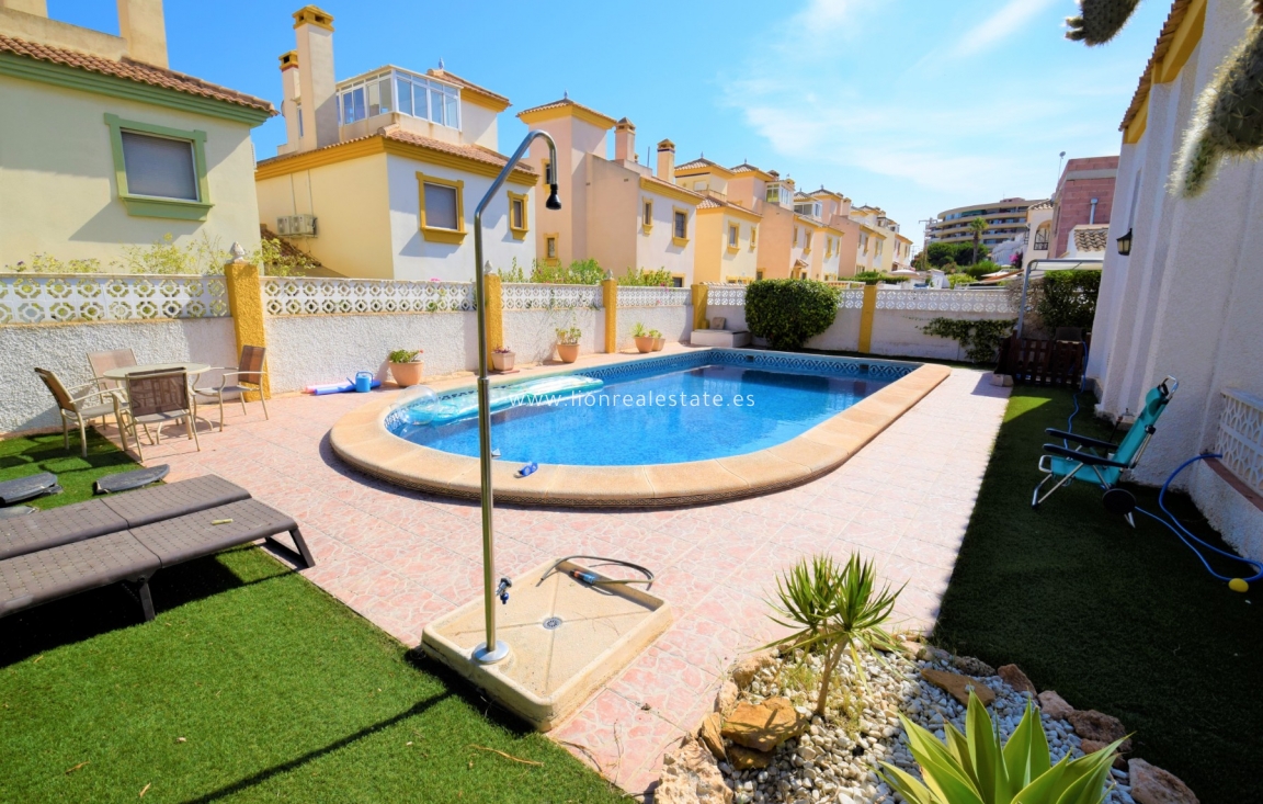 Resale - Villa - Orihuela Costa - La Zenia