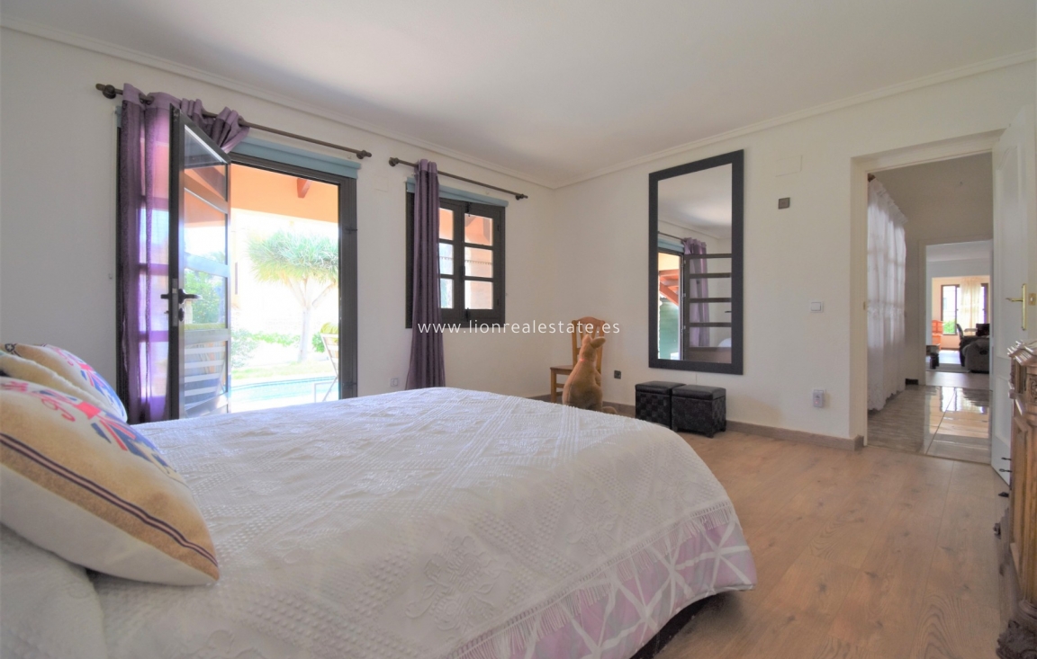 Resale - Villa - Orihuela Costa - Villamartín