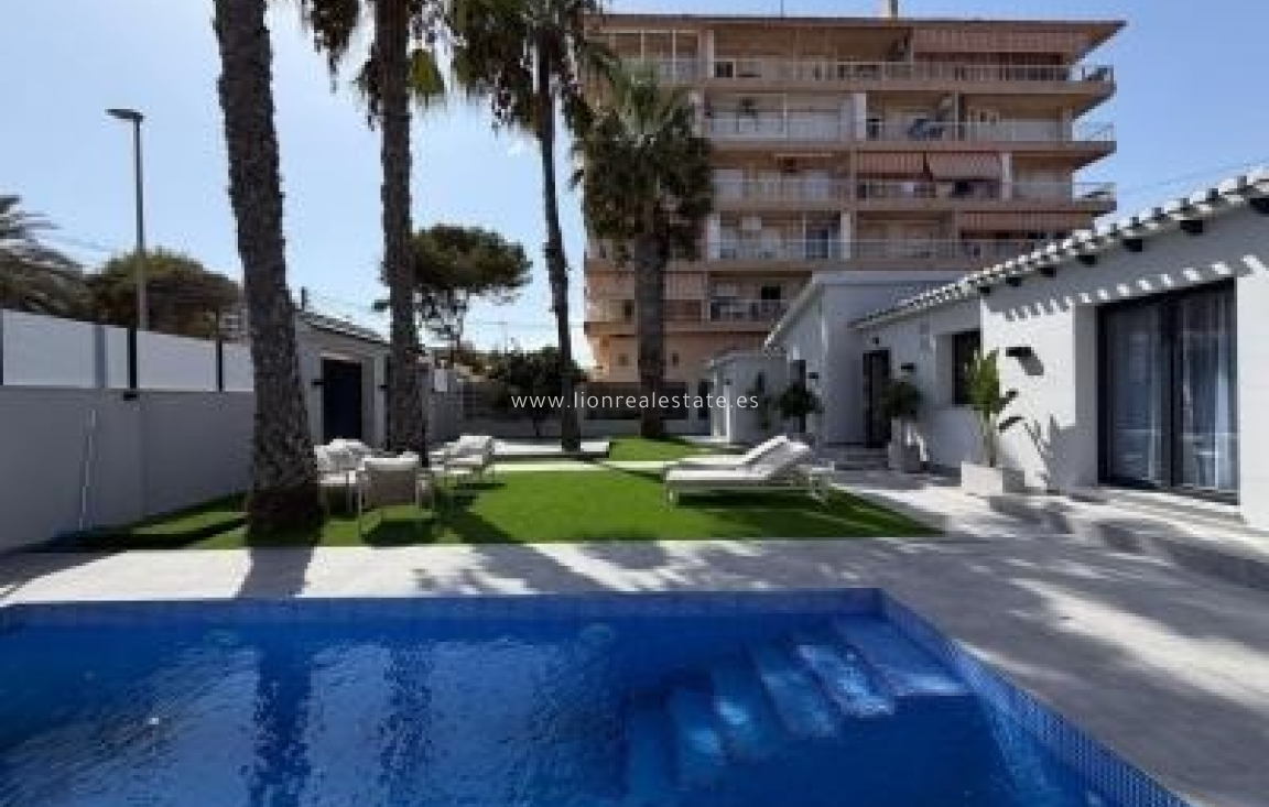Resale - Villa - Punta Prima