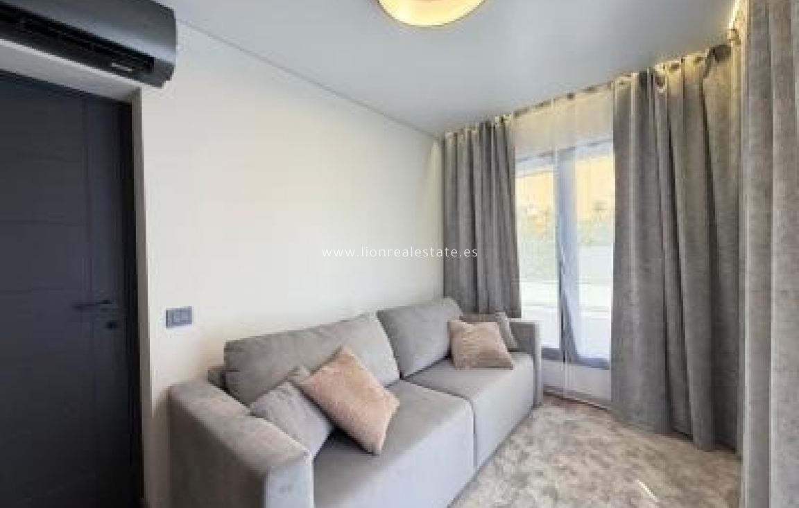 Resale - Villa - Punta Prima