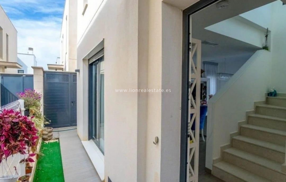 Resale - Villa / Semi semi-detached - Torrevieja - Punta Prima