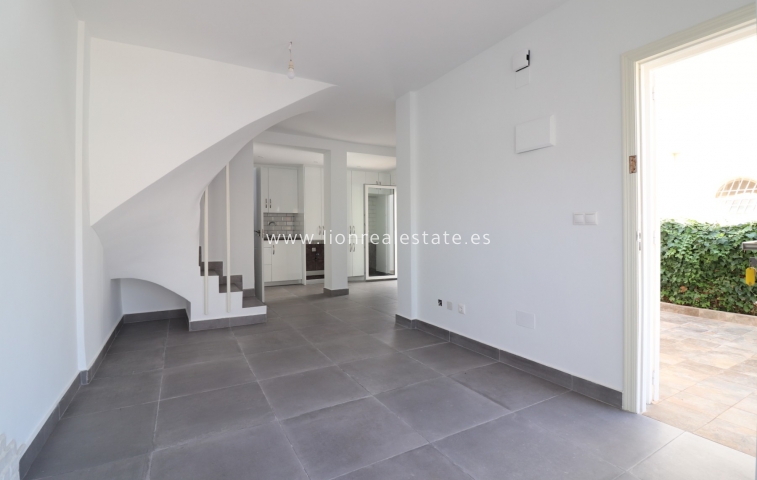 Resale - Villa - Torrevieja - El Salado