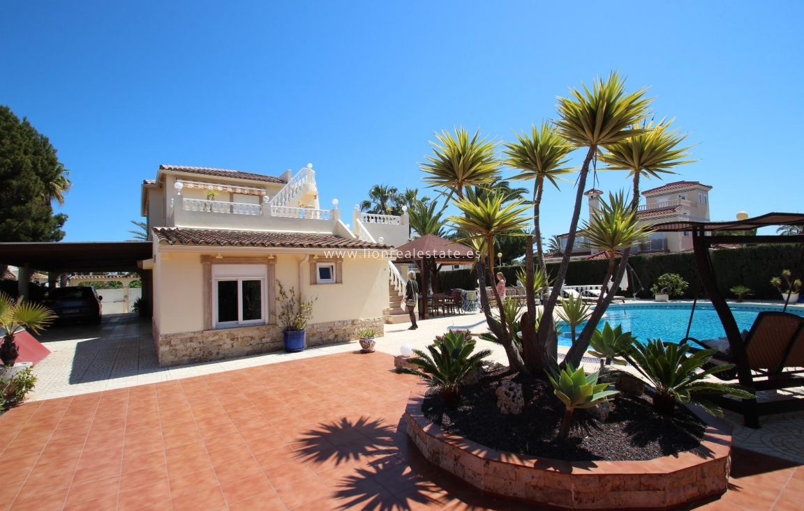 Resale - Villa - Torrevieja - Punta Prima