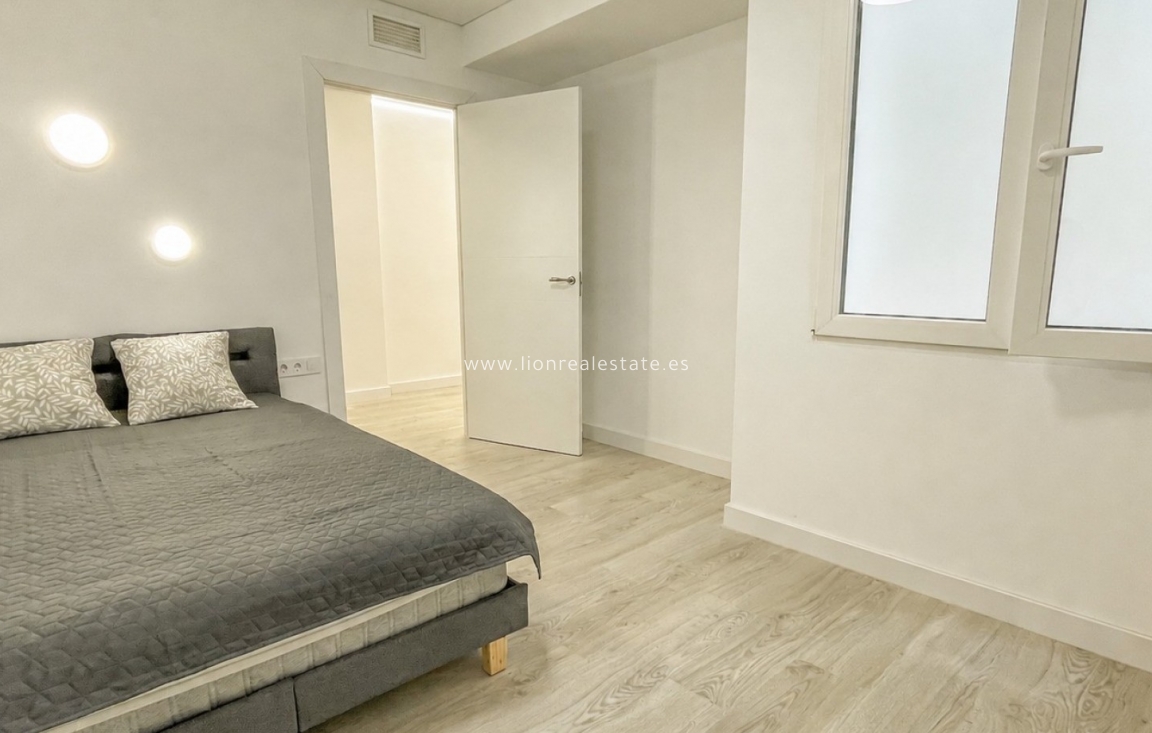 Reventa - Apartamento / piso - Torrevieja - El Acequión - Los Náufragos