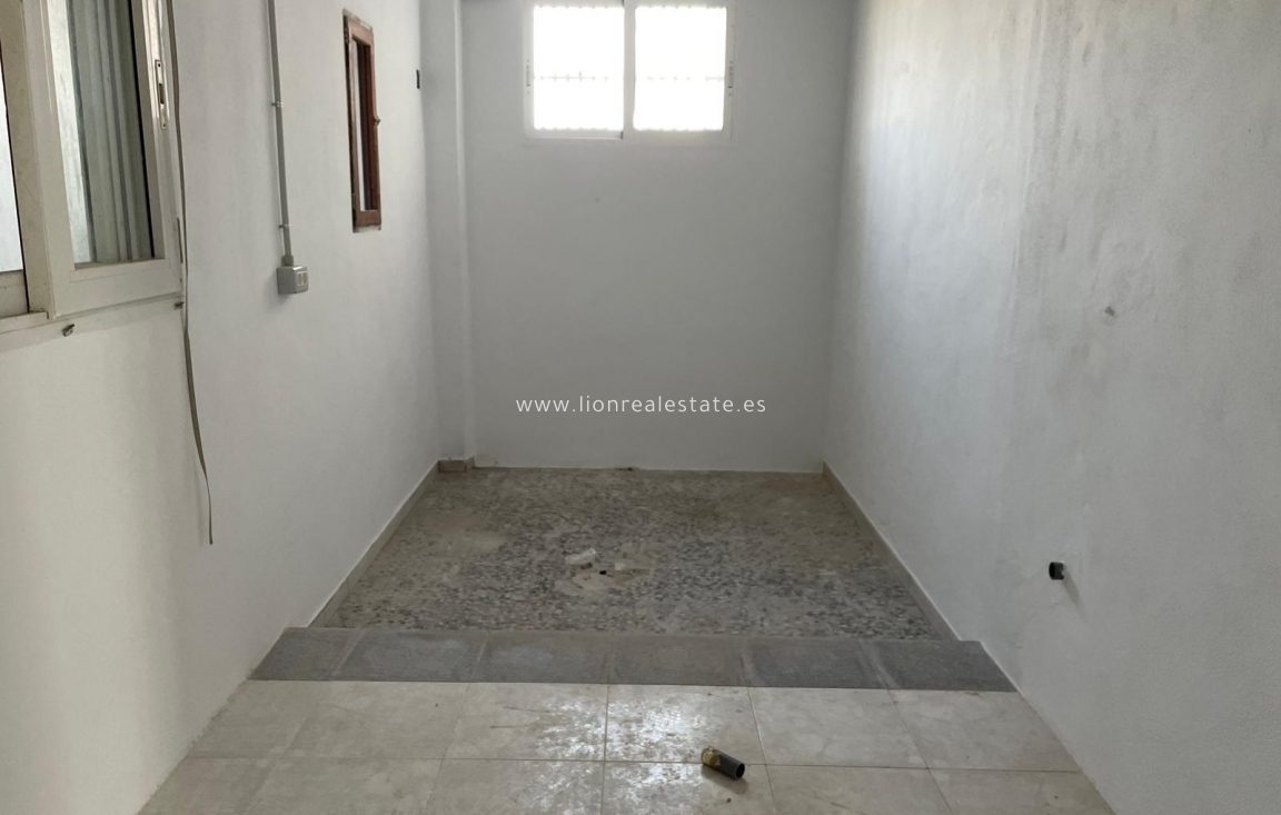 Reventa - Industrial unit - Torrevieja - Aguas Nuevas