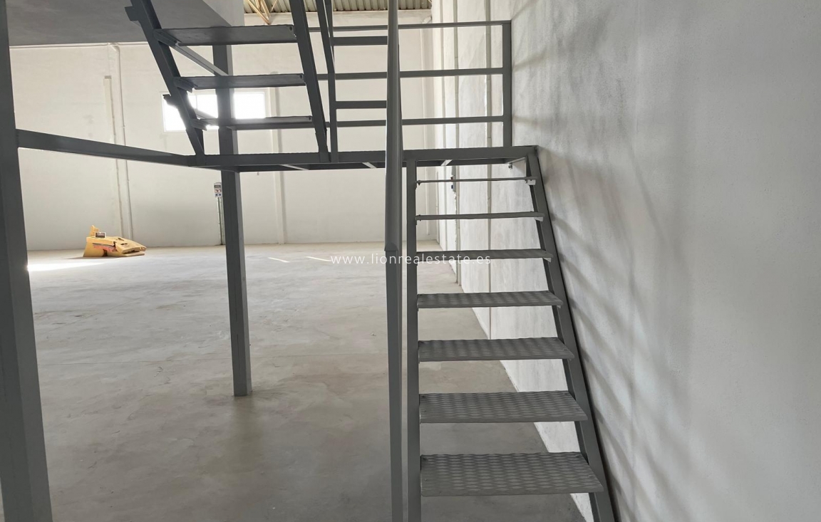 Reventa - Industrial unit - Torrevieja - Aguas Nuevas