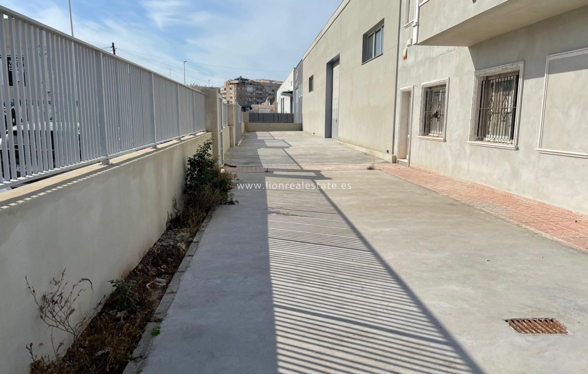 Reventa - Industrial unit - Torrevieja - Aguas Nuevas
