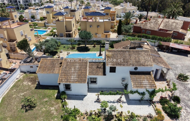 Villa - Odsprzedaż - Orihuela Costa - Villamartín