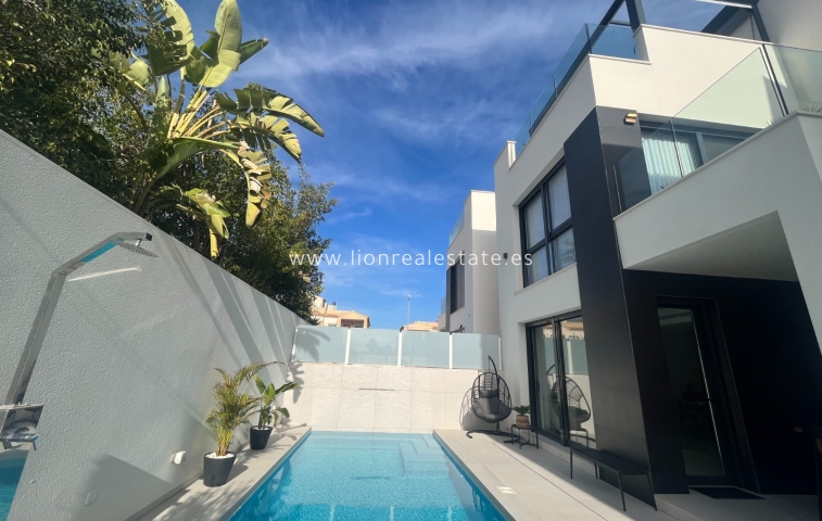 Villa - Перепродажа - Orihuela Costa - Punta Prima