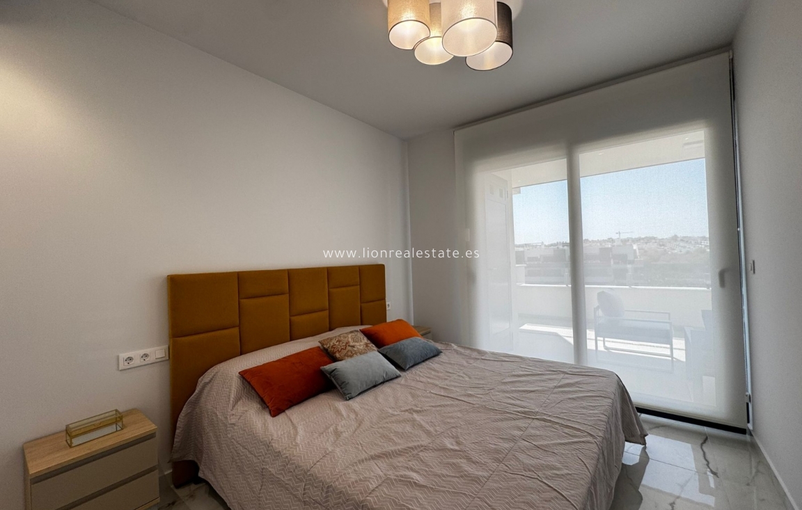 Wynajem długoterminowy - Mieszkanie w bloku - Orihuela Costa - Villamartín