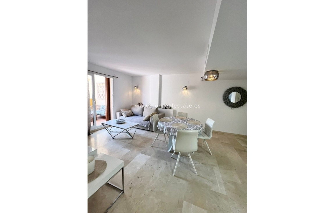 Wynajem długoterminowy - Mieszkanie w bloku - Punta Prima