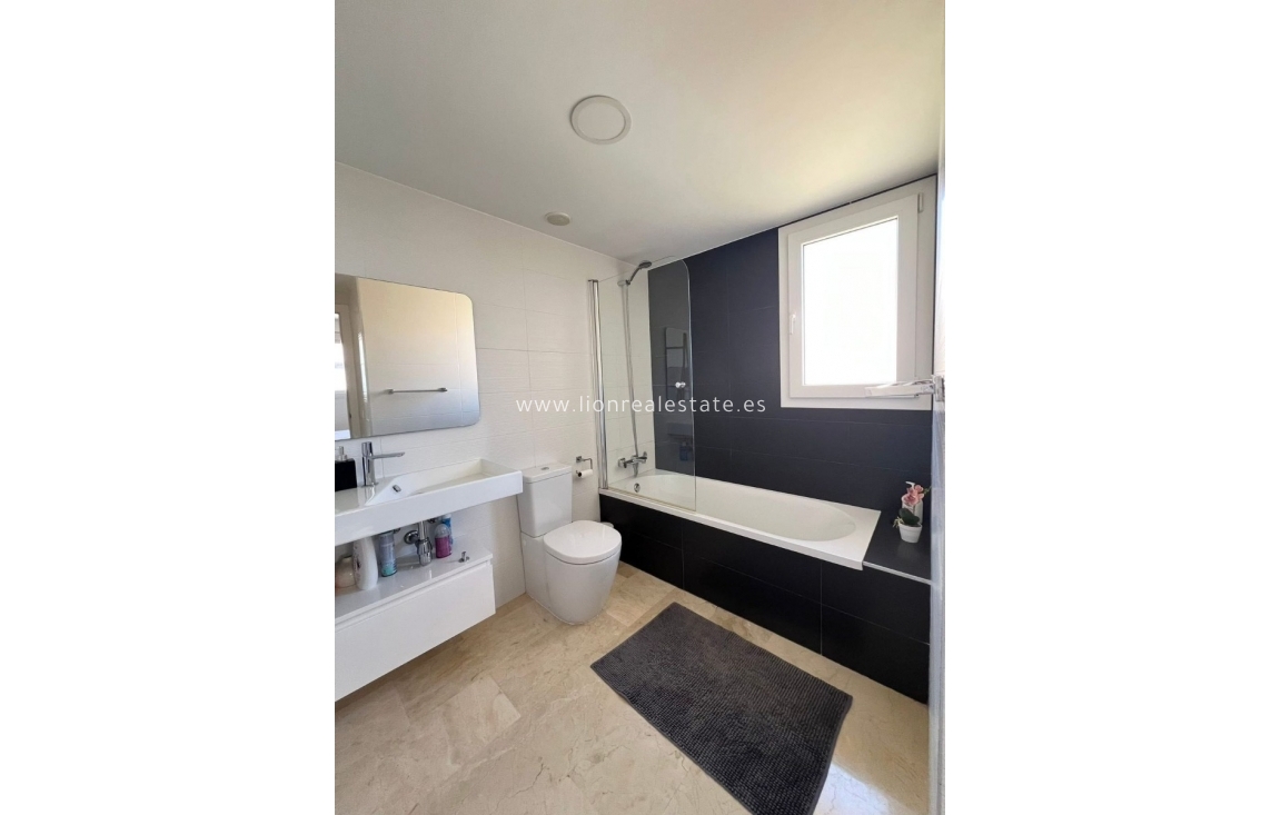 Wynajem długoterminowy - Mieszkanie w bloku - Punta Prima