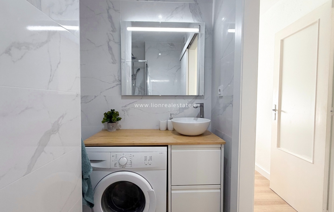 Wynajem długoterminowy - Mieszkanie w bloku - Punta Prima