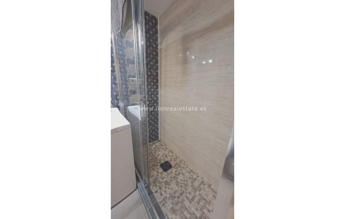 Wynajem długoterminowy - Mieszkanie w bloku - Punta Prima