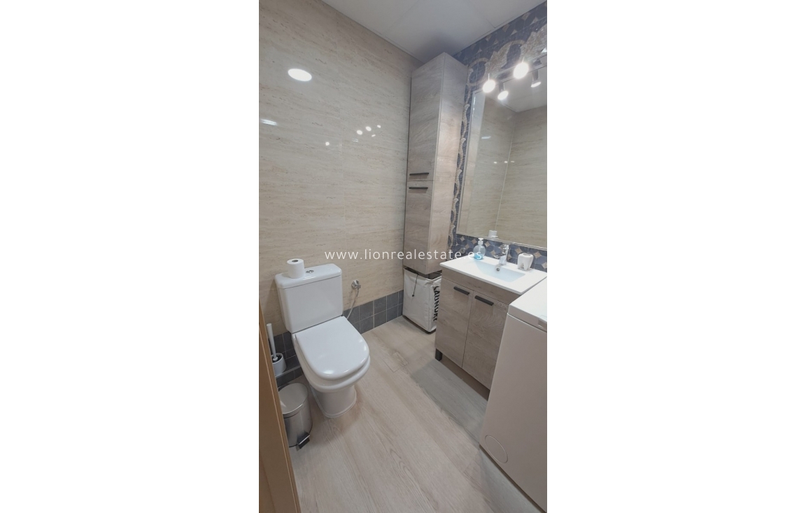 Wynajem długoterminowy - Mieszkanie w bloku - Punta Prima