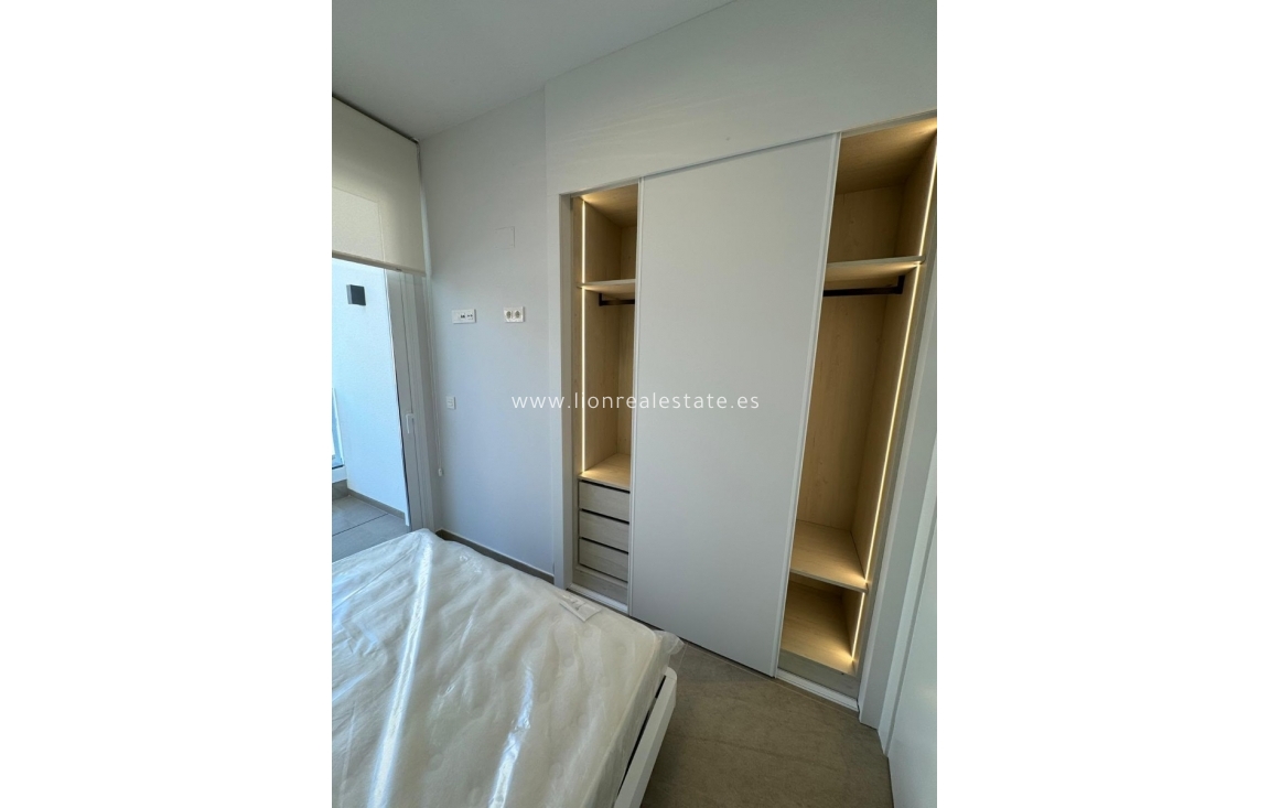Wynajem długoterminowy - Mieszkanie w bloku - Torrevieja - Los Locos