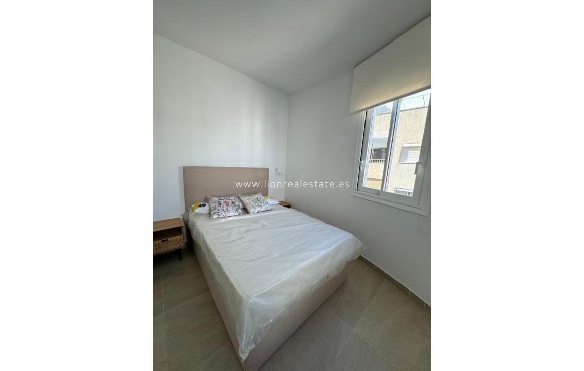 Wynajem długoterminowy - Mieszkanie w bloku - Torrevieja - Los Locos