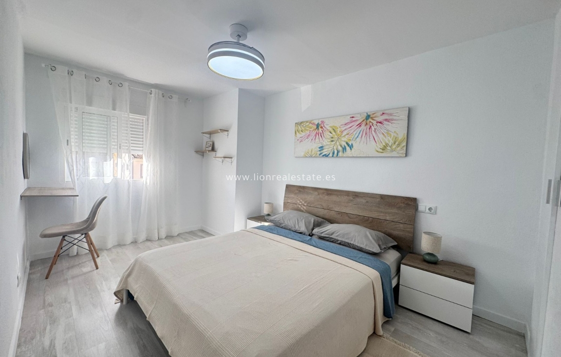 Wynajem długoterminowy - Mieszkanie w bloku - Torrevieja - Punta Prima