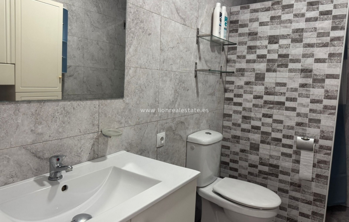 Wynajem długoterminowy - Mieszkanie w bloku - Torrevieja - Punta Prima