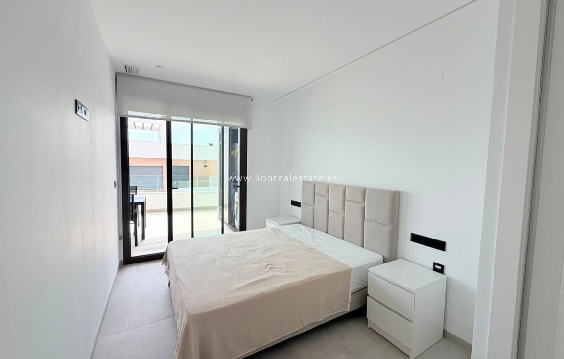Wynajem długoterminowy - Mieszkanie w bloku - Torrevieja - Punta Prima