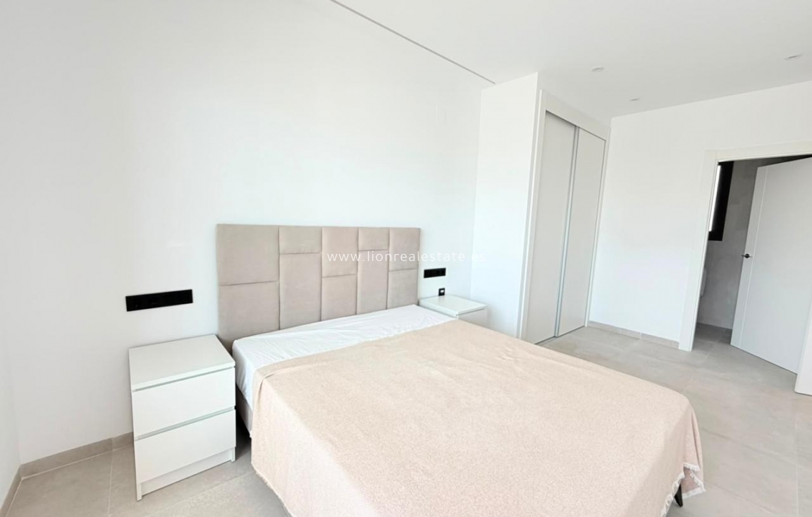 Wynajem długoterminowy - Mieszkanie w bloku - Torrevieja - Punta Prima