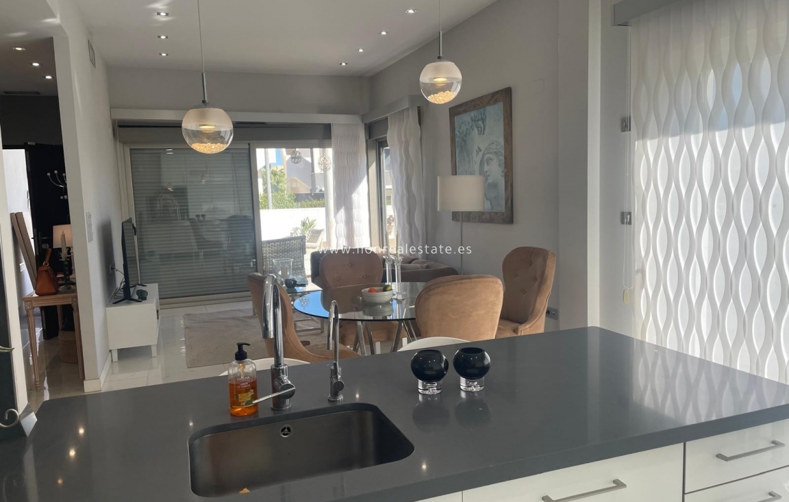 Wynajem długoterminowy - Villa - Orihuela Costa - Villamartín