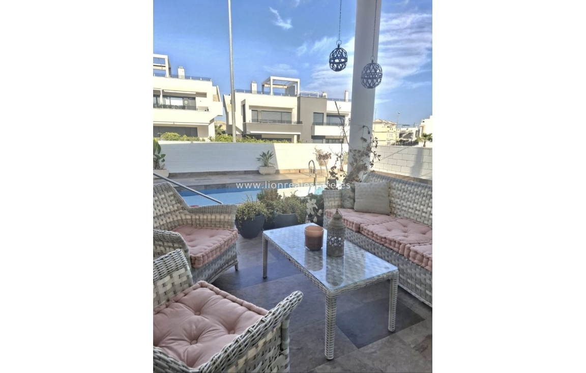 Wynajem długoterminowy - Villa - Orihuela Costa - Villamartín