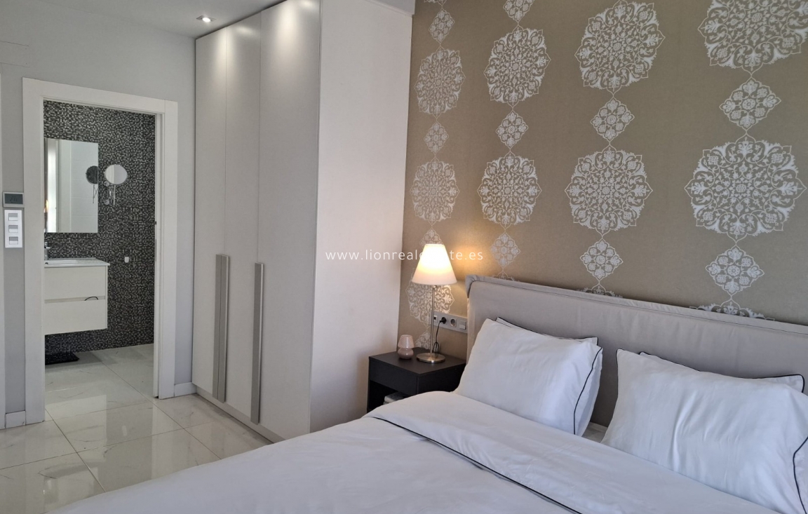 Wynajem długoterminowy - Villa - Orihuela Costa - Villamartín