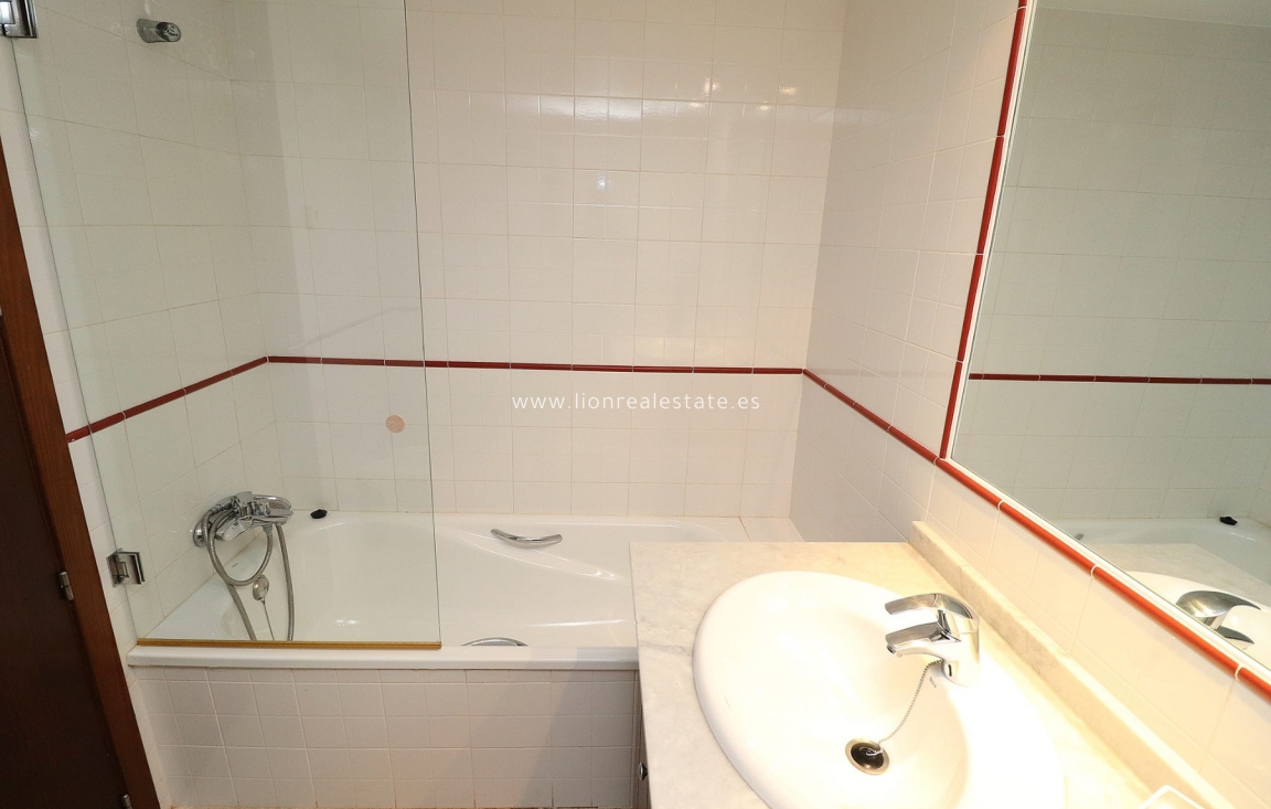 Wynajem krótkoterminowy - Mieszkanie w bloku - Punta Prima